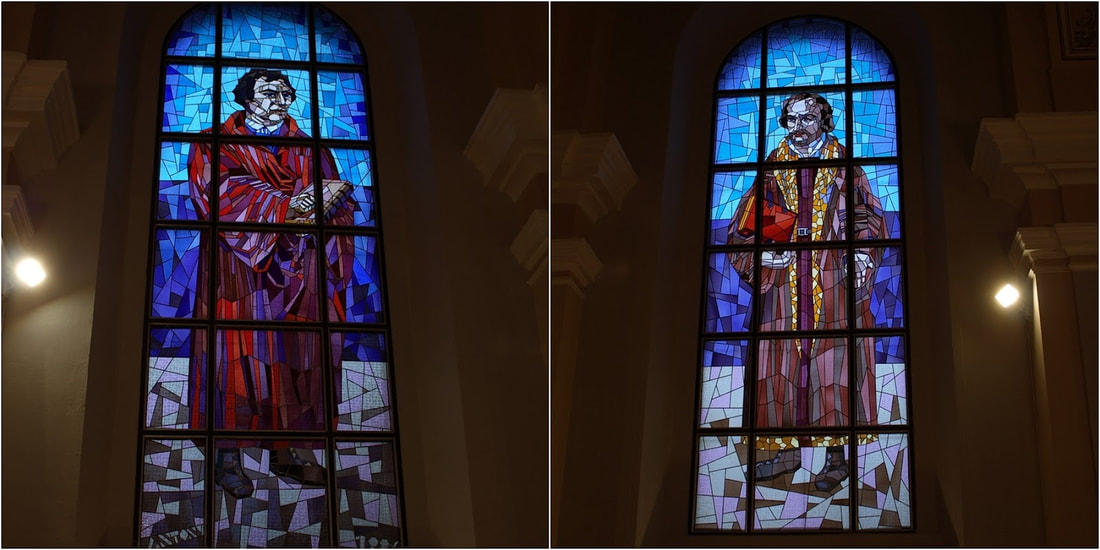 Picture,Po oboch stranách sú farebné vitrážové okná (nie sú pôvodné), zobrazujúce dvoch protestantských velikánov, zakladateľov evanjelickej cirkvi.   Vľavo je Martin Luther, vpravo jeho priateľ a spolupracovník Philipp Melanchthon, ktorých žiakom na univerzite vo Wittenbergu bol aj bardejovský rodák, rektor bardejovskej mestskej školy - Leonard Stöckel .